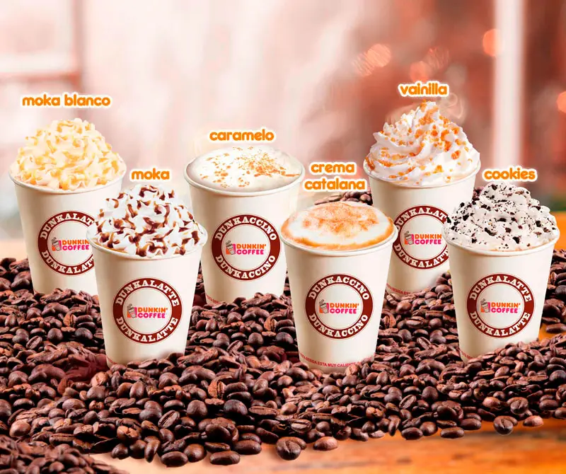 Vasos de Dunkin' Coffee con distintos sabores sobre granos de café