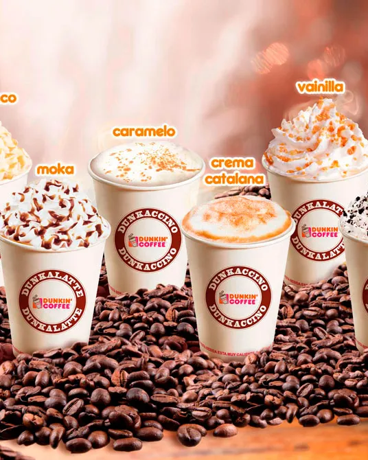 Vasos de Dunkin' Coffee con distintos sabores sobre granos de café