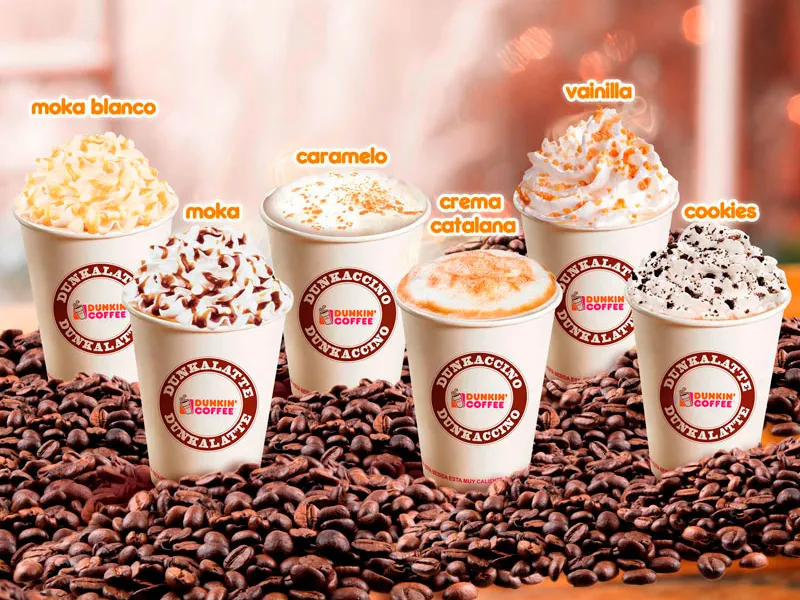 Vasos de Dunkin' Coffee con distintos sabores sobre granos de café