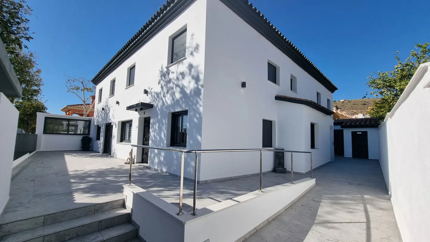 Fachada blanca de una de las residencias del grupo en Benalmádena