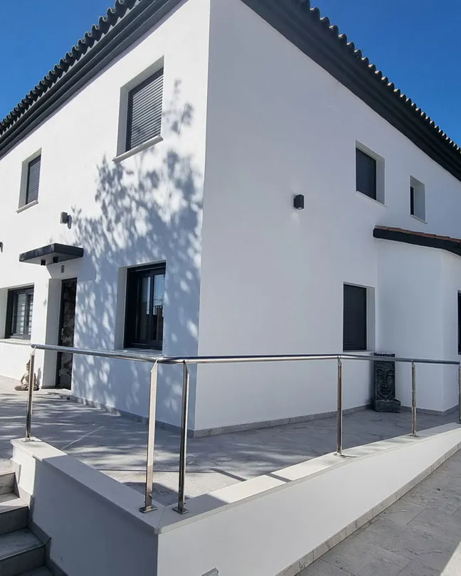 Fachada blanca de una de las residencias del grupo en Benalmádena