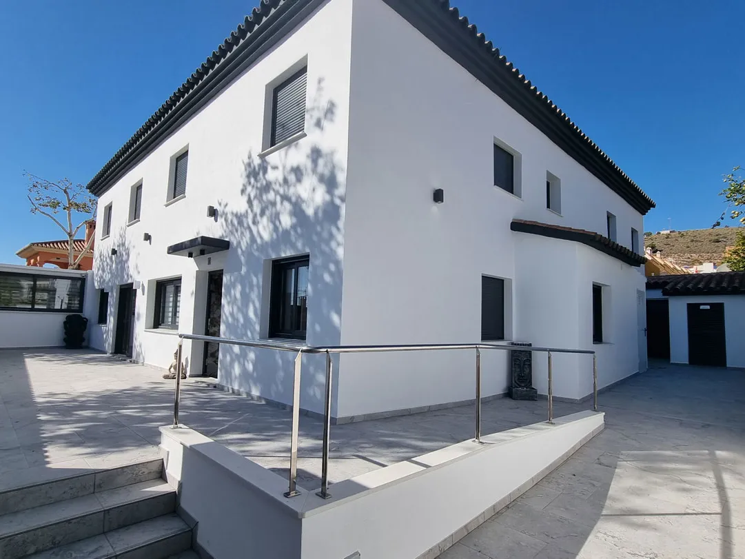 Fachada blanca de una de las residencias del grupo en Benalmádena