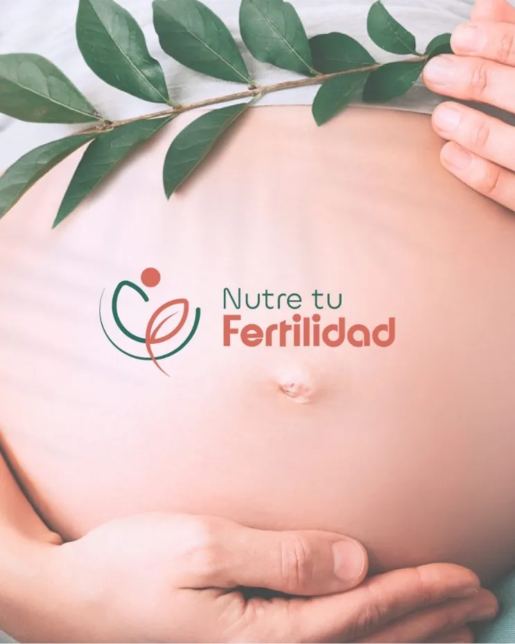 Mujer embarazada con el logotipo de Nutre tu Fertilidad sobre el vientre