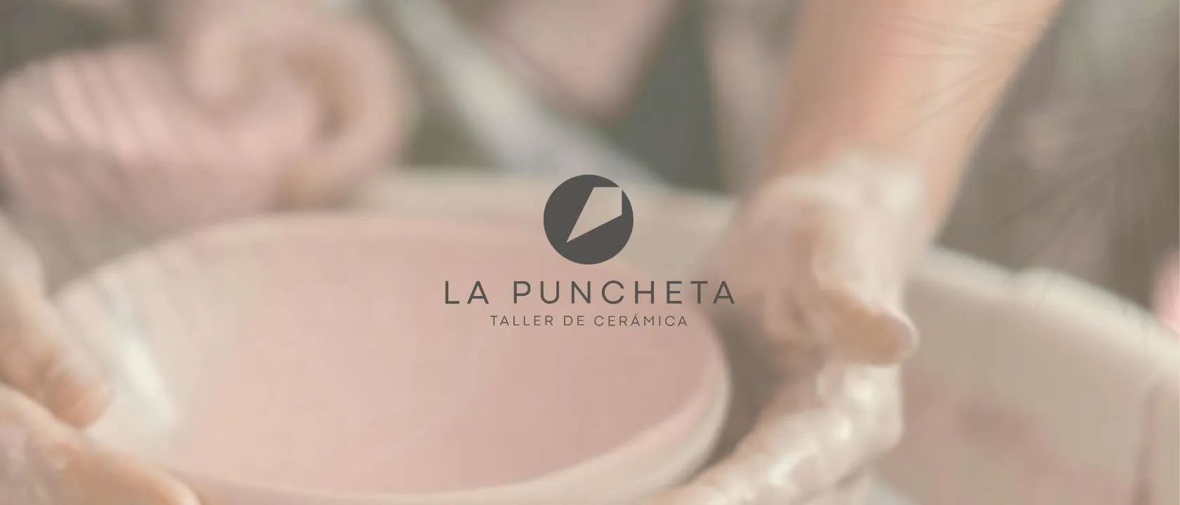 Manos de ceramista moldeando barro en el torno con el logotipo de La Puncheta