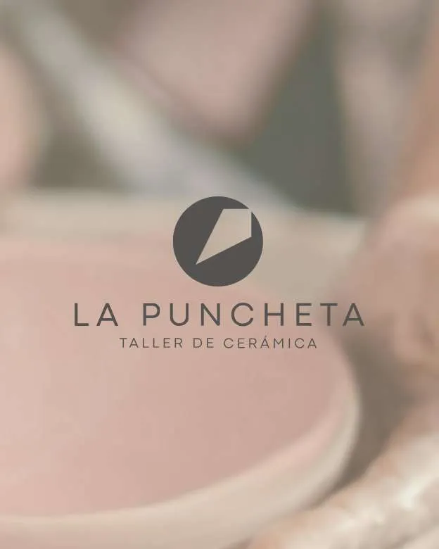 Manos de ceramista moldeando barro en el torno con el logotipo de La Puncheta