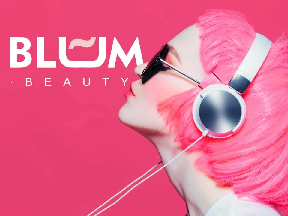 Mujer con el pelo rosa y auriculares junto al logotipo de Blum Beauty