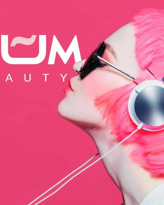 Mujer con el pelo rosa y auriculares junto al logotipo de Blum Beauty