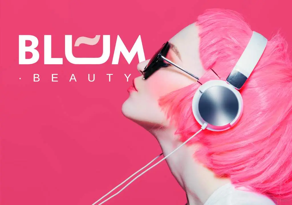Mujer con el pelo rosa y auriculares junto al logotipo de Blum Beauty