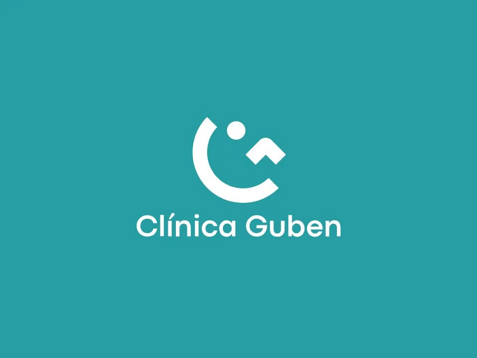 Logotipo de Clínica Guben en blanco sobre fondo turquesa