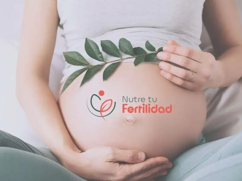 Mujer embarazada con el logotipo de Nutre tu Fertilidad sobre el vientre