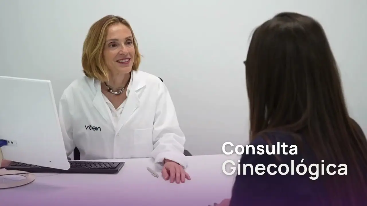 Doctora de Viten sonriendo a una paciente durante una consulta ginecológica