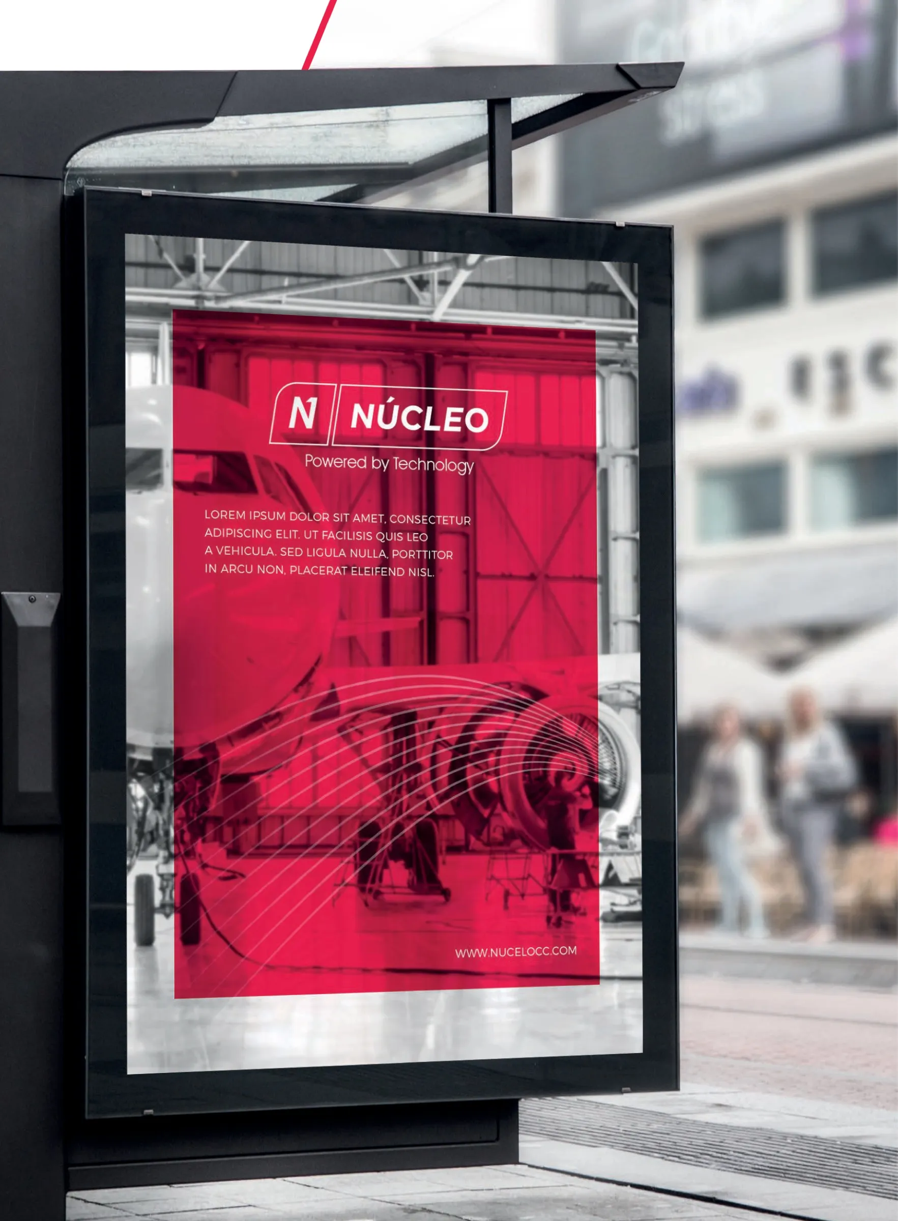 Cartel de Núcleo en una marquesina de autobús