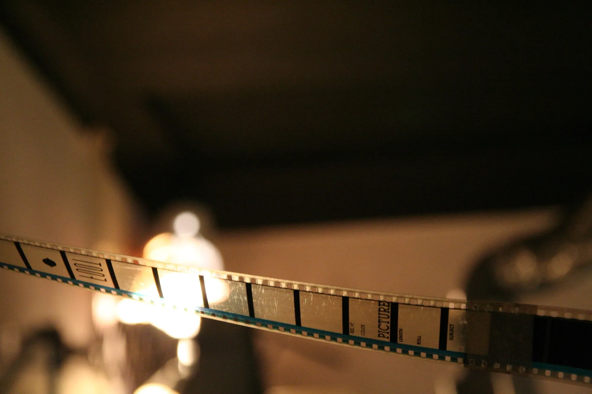 Tira de película de cine a contraluz con el rótulo Picture