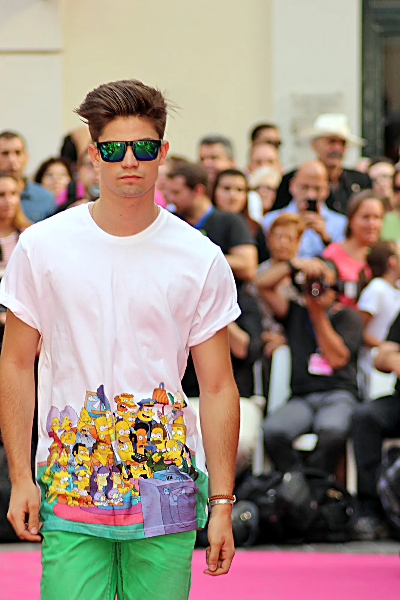 Modelo con gafas de espejo verdes y camiseta blanca de Los Simpson