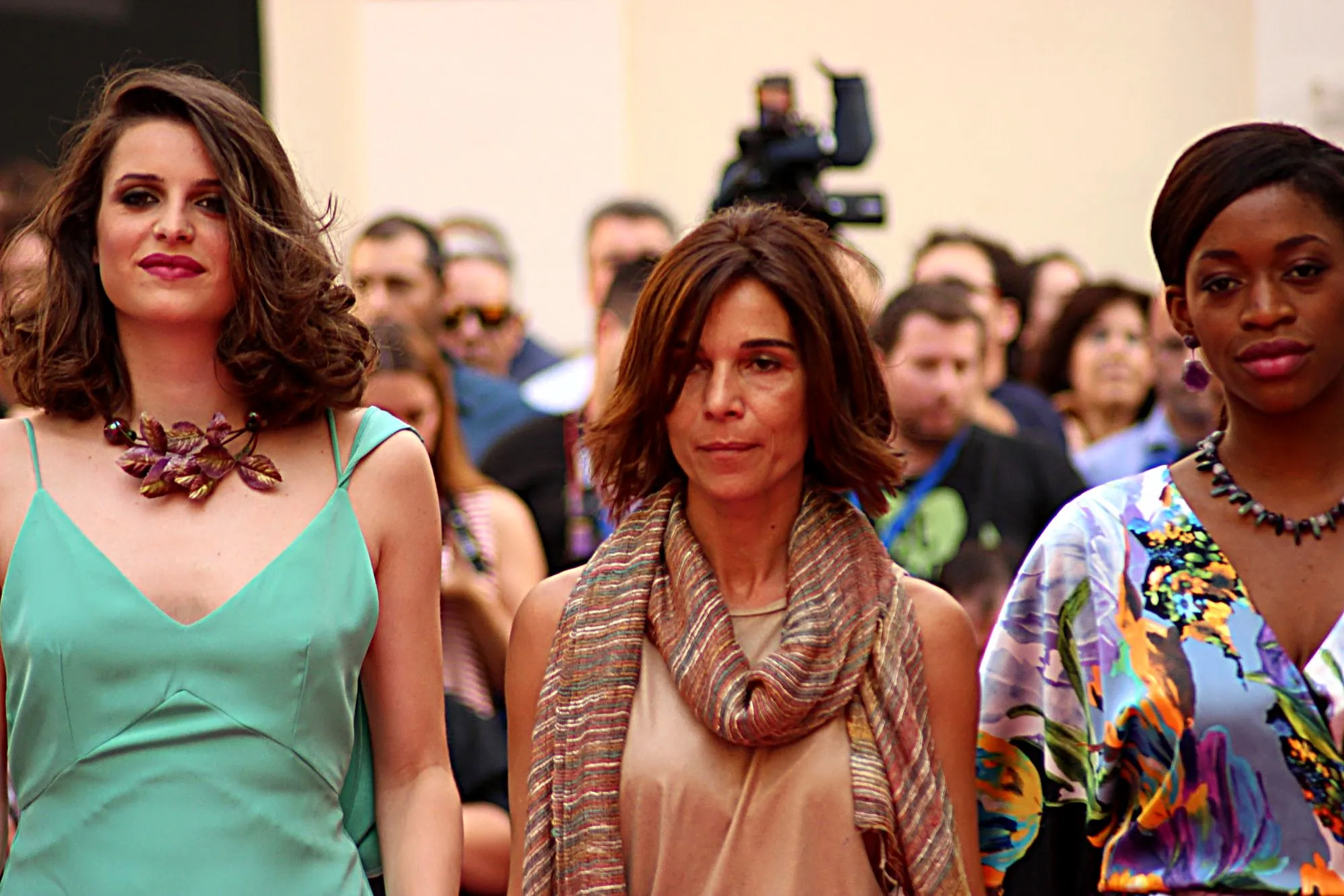 Tres modelos caminando juntas al final del desfile