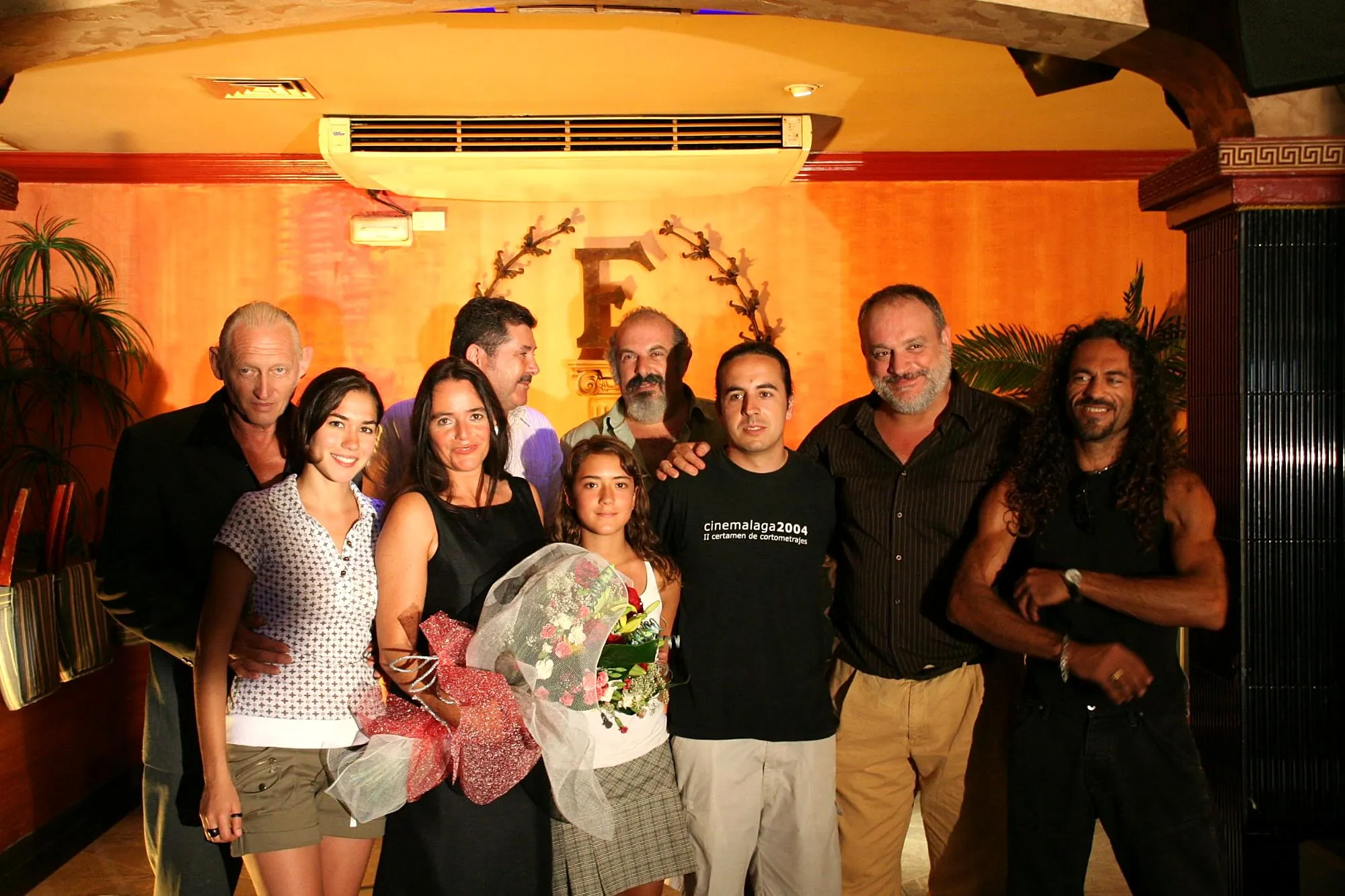Foto de grupo del equipo y el reparto de Granit, con un ramo de flores