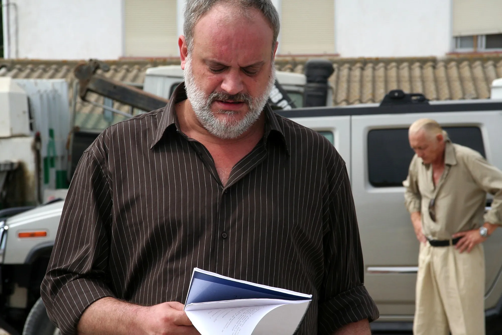Actor con camisa de rayas repasando el guion antes de rodar