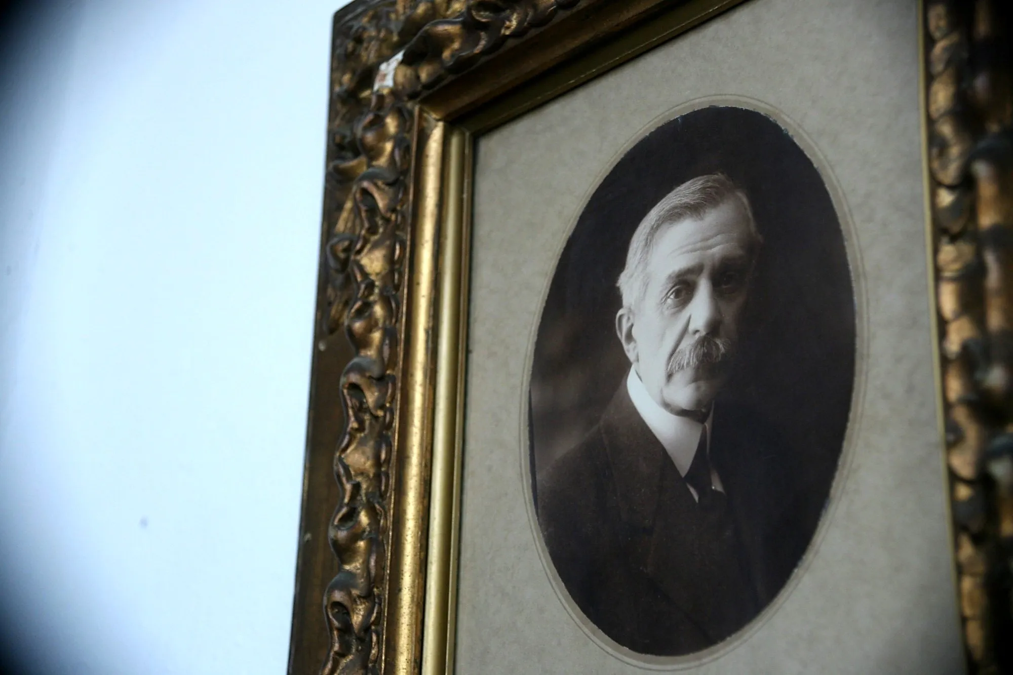Retrato antiguo de un caballero con bigote en un marco dorado, parte del decorado