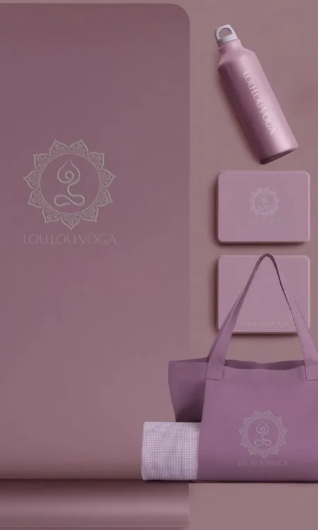 Material de yoga en tonos malva con el logotipo de la escuela