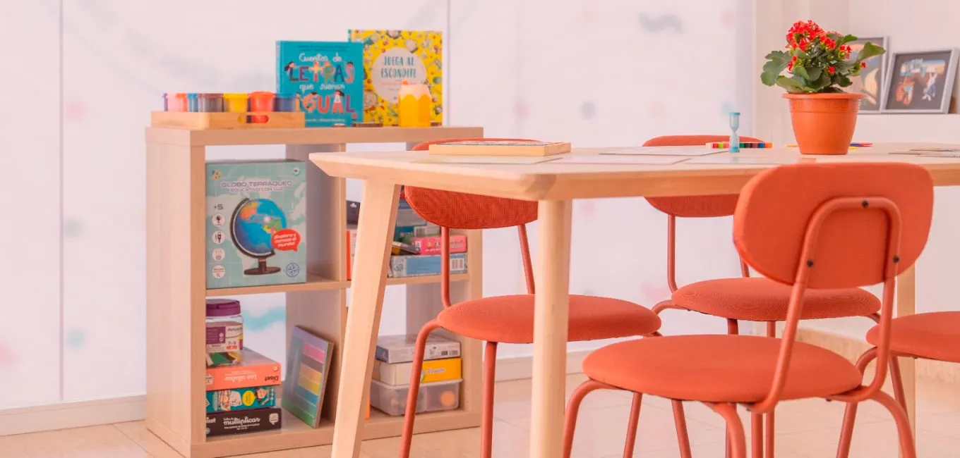 Aula infantil con mesa y sillas de colores