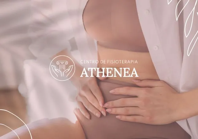 Imagen de marca de Athenea sobre una fotografía de fisioterapia