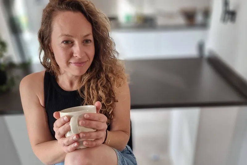 Retrato con una taza entre las manos