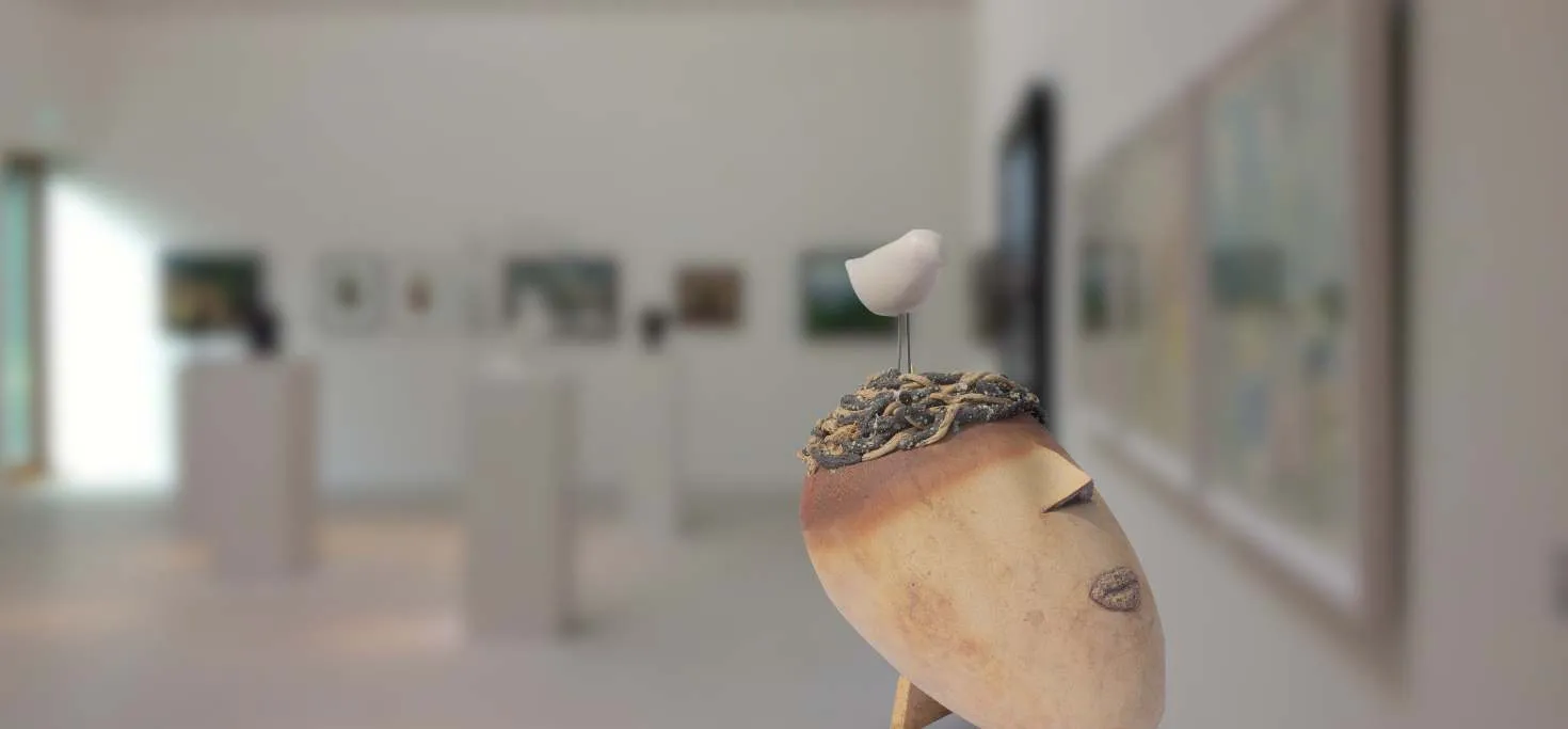 Pieza de cerámica fotografiada en una galería