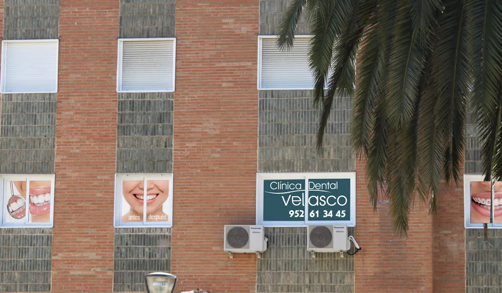 Fachada de la Clínica Dental Velasco con su rótulo
