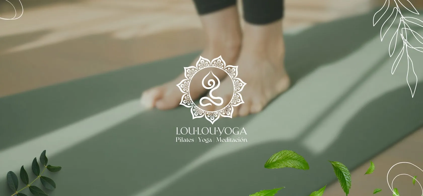 Cabecera web de Lou Lou Yoga con el símbolo sobre una esterilla
