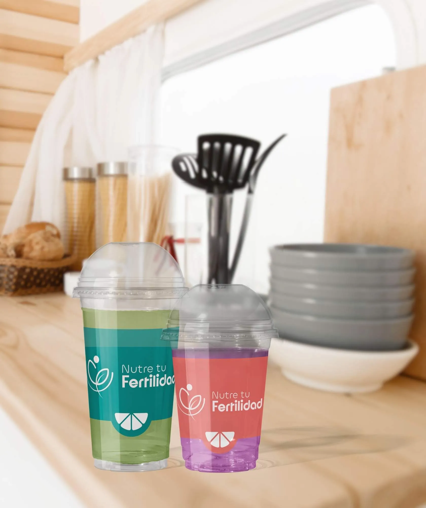 Vasos con la marca Nutre tu Fertilidad en una cocina