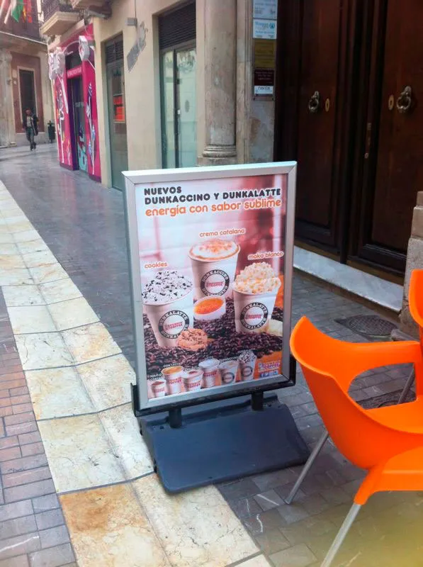 Tótem de Dunkin' Coffee en la puerta de una tienda