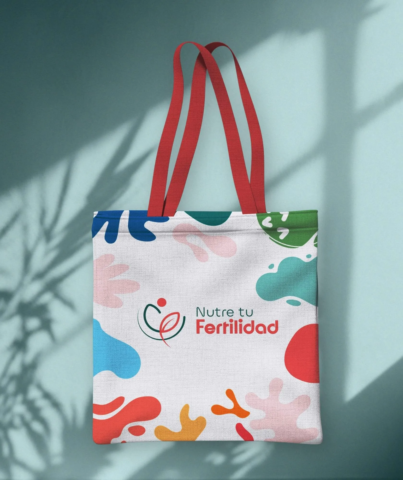 Bolsa de tela con el logotipo y formas de colores