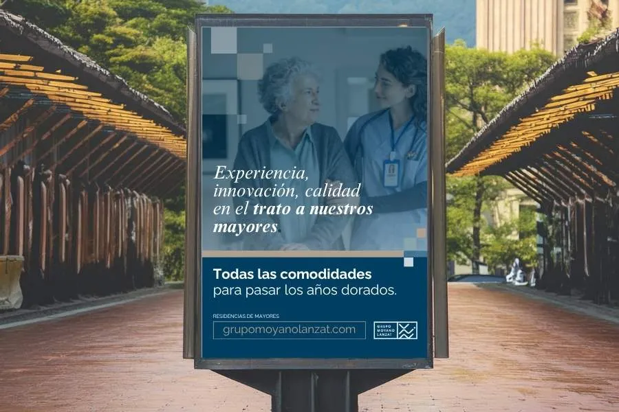 Mupi con una cuidadora y una residente y el lema del grupo