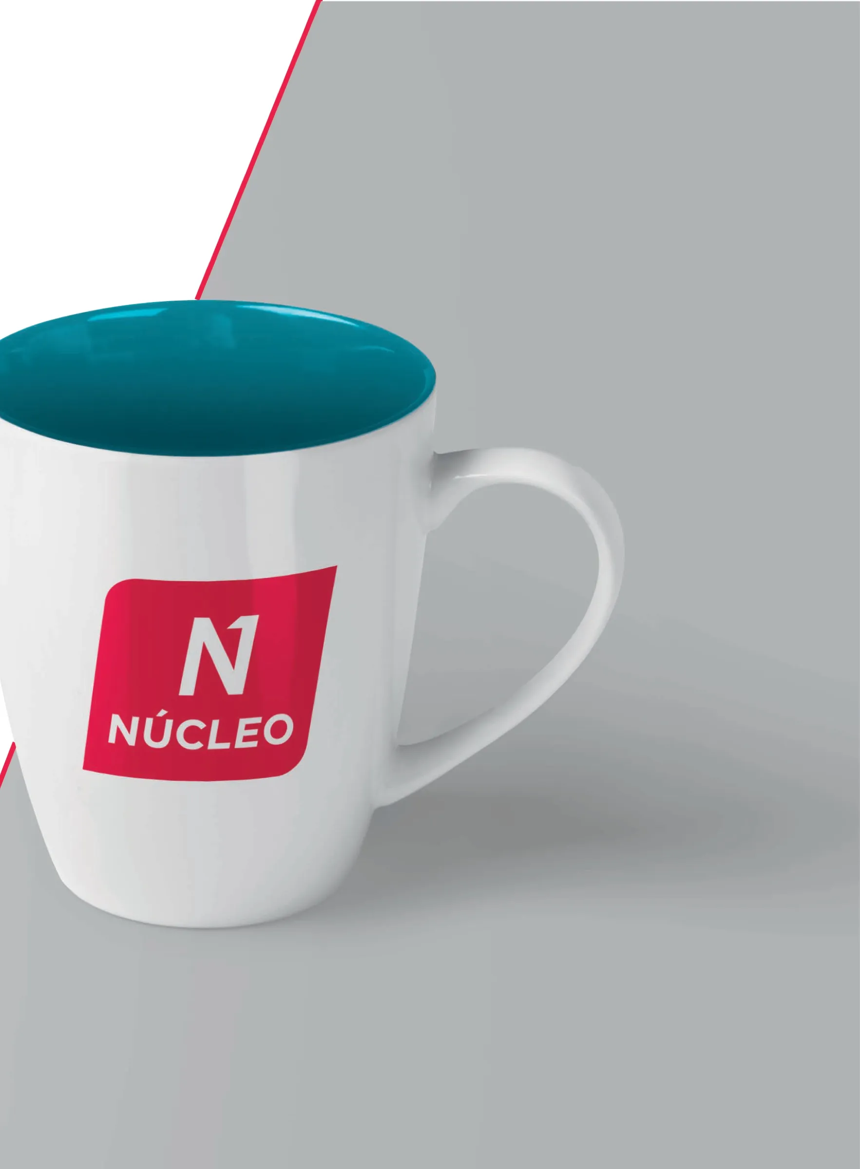 Taza blanca con el imagotipo rojo de Núcleo